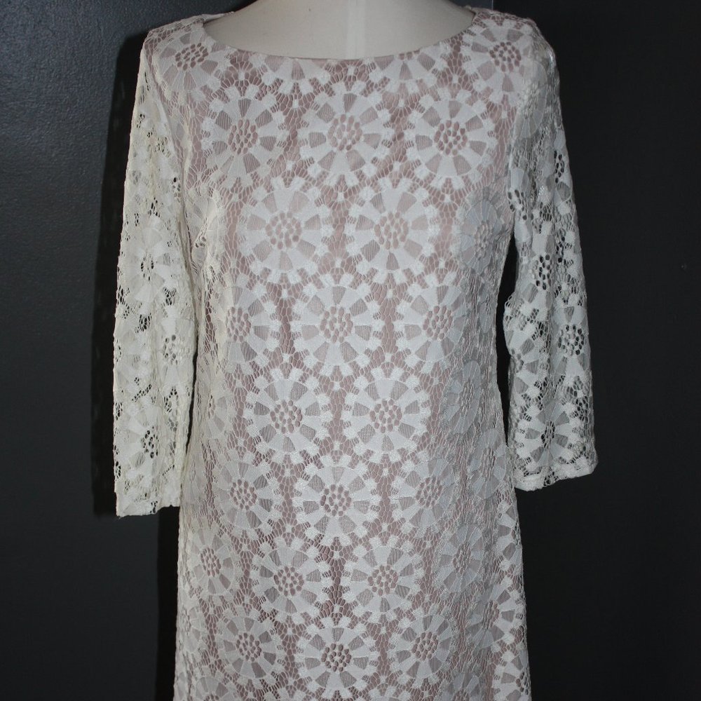 Vincent Camuto off white dress lacy like look. size 8